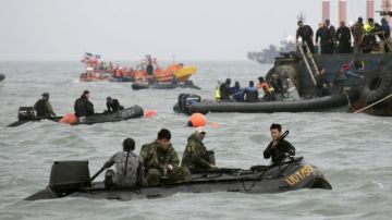 Miembros de los servicios de rescate continúan trabajando en los alrededores del lugar donde naufragó el buque surcoreano Sewol en Jeolla (Corea del Sur) hoy, lunes 21 de abril de 2014.