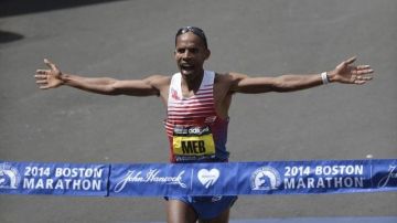 Meb Keflezighi ganó la 118 edición de la maratón de Boston con un tiempo de 2 horas, 8 minutos, 37 segundos.