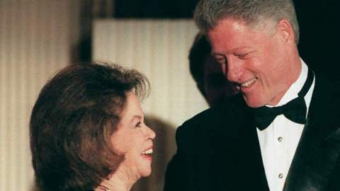 Bill Clinton durante una recepción en la Casa Blanca antes de la gala nacional del Centro Kennedy en 1998.