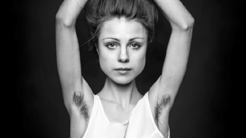 Desde 2007, el fotógrafo londinense Ben Hopper captura imágenes para su proyecto 'Natural Beauty', donde resaltan las mujeres con vellos en las axilas.