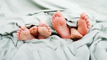 Muchas madres justifican dormir con sus hijos porque se sienten más tranquilas cuidando el sueño del menor.