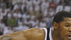 Joe Johnson de los Nets en acción ante Terrence Ross de los Raptors durante el juego 2 de los cuartos en la Conferencia Este de la NBA.