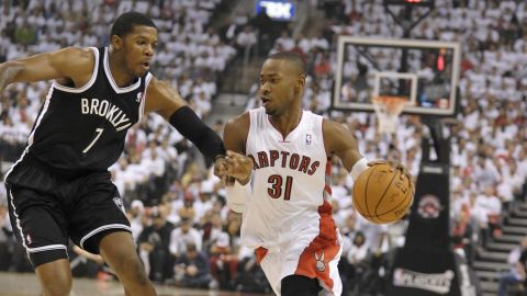 Joe Johnson de los Nets en acción ante Terrence Ross de los Raptors durante el juego 2 de los cuartos en la Conferencia Este de la NBA.
