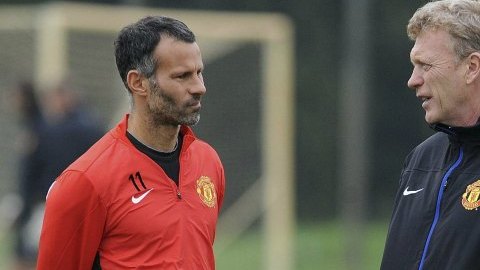 Fotografía de archivo tomada el 1 de octubre de 2013 que muestra al entrenador del Manchester united, David Moyes (dcha), conversando con su jugador Ryan Giggs
