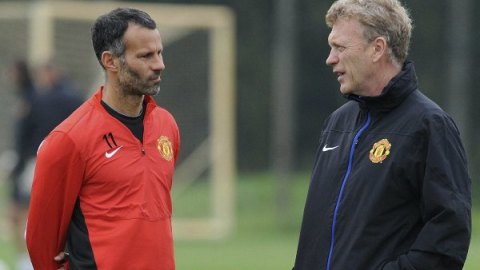 Fotografía de archivo tomada el 1 de octubre de 2013 que muestra al entrenador del Manchester united, David Moyes (dcha), conversando con su jugador Ryan Giggs
