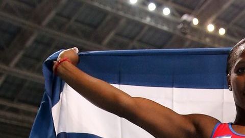 Yarisley, celebrando su bronce en el Luzhniki Stadium de Moscú, Rusia, durante el pasado Campeonato Mundial de Atletismo.