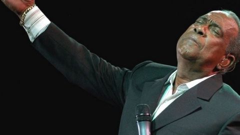 El destacado cantante puertorriqueño Cheo Feliciano falleció trágicamente la madrugada del miércoles tras impactar su auto Jaguar con un poste.