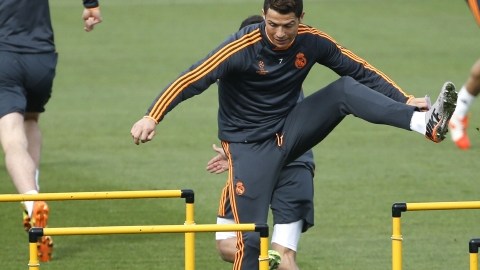 Cristiano Ronaldo salta vallas en Valdebebas de cara al partido mañana por la  ida de los cuartos de final de la Liga de Campeones.