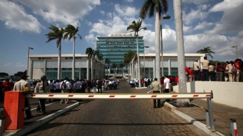 Varias personas se agrupan en las afueras de un edificio  en Managua, luego de los movimientos sísmicos de los últimos días.
