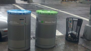El contenedor con tapa azul es para reciclar metal, vidrio, plástico y cartones encerados. El de tapa verde es para papel mixto.