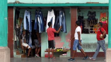 Vista de un negocio privado de venta de ropa importada en La Habana.