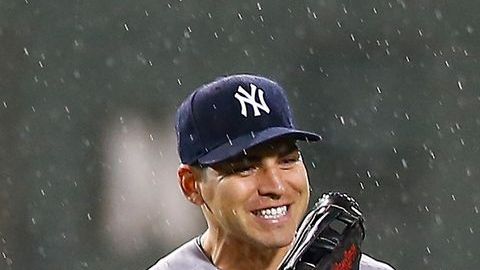 Jacoby Ellsbury delebra el triunfo de los Yankees sobre los Red Sox con Ichiro Suzuki en Fenway Park.