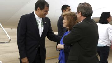 La vicepresidenta del Gobierno español, Soraya Sáenz de Santamaría recibe al Presidente de Ecuador, Rafael Correa, a su llegada a Barcelona.