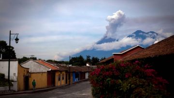Vista  del volcán de Fuego desde la localidad de La Antigua.