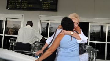 Cubanos reciben a sus familiares residentes en Estados Unidos en el aeropuerto José Martí.
