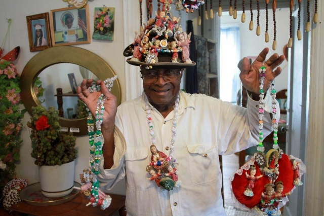 Reynaldo Llanos utiliza figuras del Divino Niño y la Virgen de Guadalupe para sus sombreros.