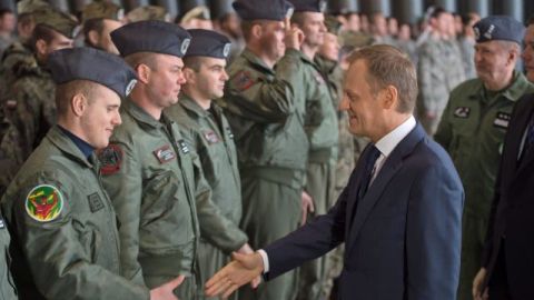Soldados estadounidenses han estado llegando a Polonia para maniobras militares . El lunes, 14 de abril, el primer ministro polaco, Donald Tusk, saludó a pilotos estadounidenses y polacos durante su visita a la Base Aérea Táctica 32 en Lask (Polonia).