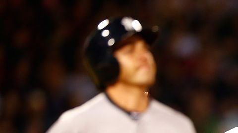 Una imagen para el recuerdo: John Lackey celebra y el ex patirrojo Jacoby Ellsbury se lamenta.