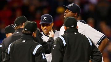 El umpire de home Gerry Davis checa la sustancia en el cuello de Michael Pineda de los Yankees durante el segundo inning en Fenway Park.