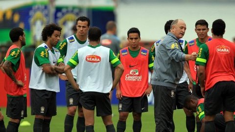 Imagen de archivo en la que Luiz Felipe Scolari dirige un entrenamiento con la selección de Brasil