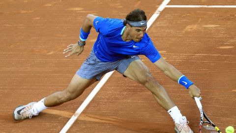 Nadal, devuelve la pelota a Ivan Dodig, de octavos de final del Open Banc Sadadell, 62º Trofeo Conde de Godó de tenis.
