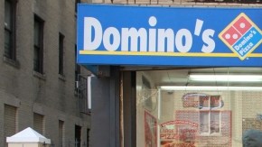 Un restaurante de comida rápida Domino's Pizza localizado en  736 West 181st. St. en Manhattan, Nueva York.