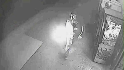 El sospechoso mide entre 5'8" y 5'10" de estatura y vestía un suéter con gorra oscura.