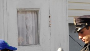 El detective fue trasladado al hospital Jamaica donde se encuentra en condición estable.