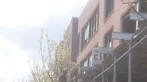 En el primer piso del edificio afectado todos los negocios eran de inmigrantes hindúes, excepto tres.