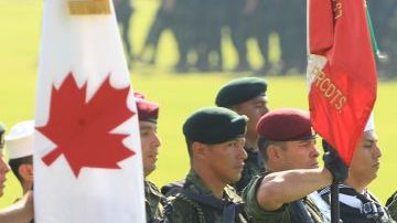 Miembros de las fuerzas armadas de México, Canadá y EE. UU. participan en una ceremonia para la reunión entre los tres paises.