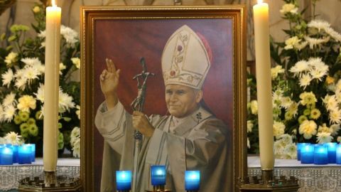 Las imágenes del "papa viajero" ya se ven en todas las esquinas de Roma.