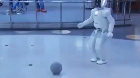 El robot japonés "Asimo" sorprendió al presidente Obama.