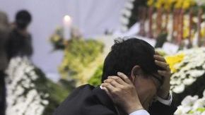 Estudiantes rinden homenaje a sus compañeros del instituto Danwon fallecidos en el naufragio del Sewol frente a un altar en Ansan, Corea del Sur.