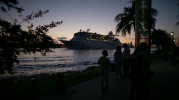 Empresas como Royal Caribbean Cruises temen un mayor tráfico de automóviles en el Puerto de Miami si se construye el estadio de fútbol que propone David Beckham.