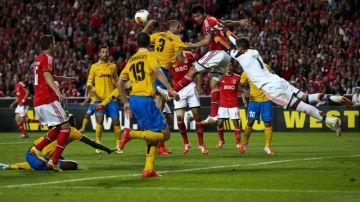 Ezequiel Garay remata de cabeza    sobre Giorgio Chiellini,  de Juventus, para lograr el primer gol del Benfica.
