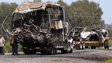 Restos del autobús que sufrió el choque con el camión de FedEx en Orland, al norte de California.