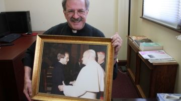 El padre Peter Zendzian sujeta una foto suya junto a Juan Pablo II cuando éste visitó Nueva York, en el 1995.