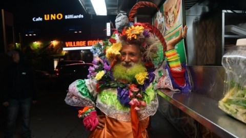 El colombiano Osvaldo Gómez (69) es la 'Reina de Queens'. 'Esta es una máscara, todos usamos una, soy de alma libre', nos dice.