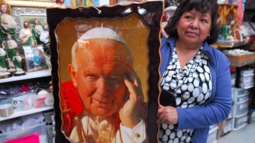La mexicana Juanita Jiménez, de Queens, es devota de Juan Pablo II.