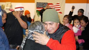Armando Villanueva abraza a su madre Clara después de dos décadas separados.