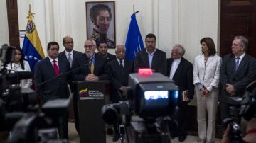 Ramón Guillermo Aveledo (c), secretario ejecutivo de la oposición venezolana, en una rueda de prensa tras una nueva reunión de diálogos de paz en Caracas.
