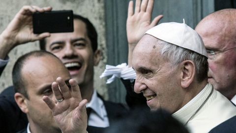 El papa Francisco a su salida de la iglesia de San Ignacio de Loyola en Roma, Italia, donde el jueves canonizó al padre Anchieta, un jesuita que evangelizó en Brasil.