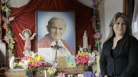 Floribeth Mora posa para la prensa el 5 de julio de 2013, junto a un altar que tiene de Juan Pablo II en su casa de habitación en Dulce Nombre de Tres Ríos, en la provincia de Cartago (Costa Rica).