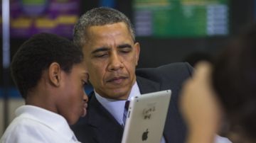 El presidente Obama visitó una escuela intermedia en Maryland donde un estudiante le mostró como utilizan las tabletas en el aula.