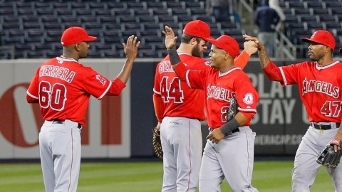 Jugadores de Angels celebran luego de conseguir la victoria en el primer juego sobre los Yanquis en el Yakee Stadium.