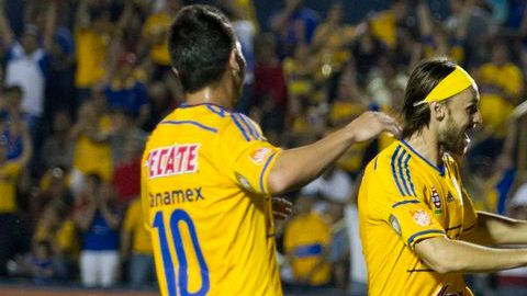 Alan Pulido (derecha) marcó el gol del triunfo.