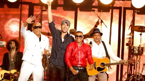 Enrique cantó "Bailando" con Gente de Zona y Decemer Bueno en Premios Billboard de la Música Latina.