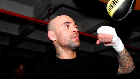 Luis Collazo (izq) golpeando la pera ante la mirada de Willie Vargas (d), uno de sus entrenadores.