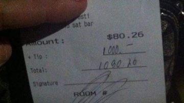 Una mesera recibió  $1,000 de  propina.
