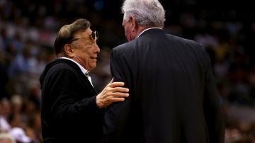 Donald Sterling (i) dueño de los Clippers, conversa con Peter Holt (d), el dueño de los Spurs, el 19 de mayo de 2013, en Texas.